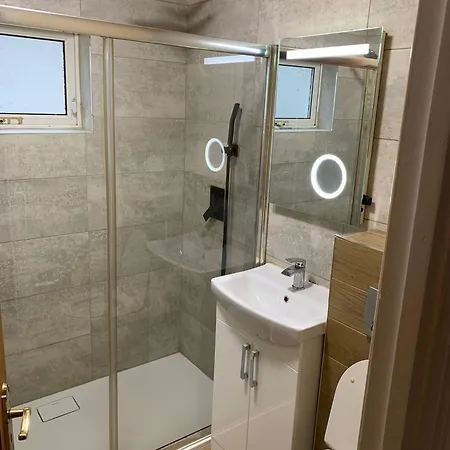 4 Bed House With 2 Ensuite 1 Shared Bath Queen Bed 3 Bunk Bed Prázdninový dům *
