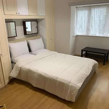 4 Bed House With 2 Ensuite 1 Shared Bath Queen Bed 3 Bunk Bed *