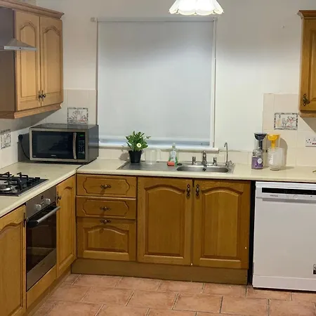 4 Bed House With 2 Ensuite 1 Shared Bath Queen Bed 3 Bunk Bed *