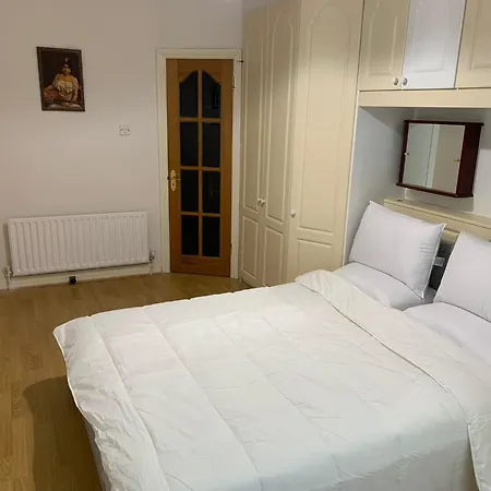 4 Bed House With 2 Ensuite 1 Shared Bath Queen Bed 3 Bunk Bed Prázdninový dům *